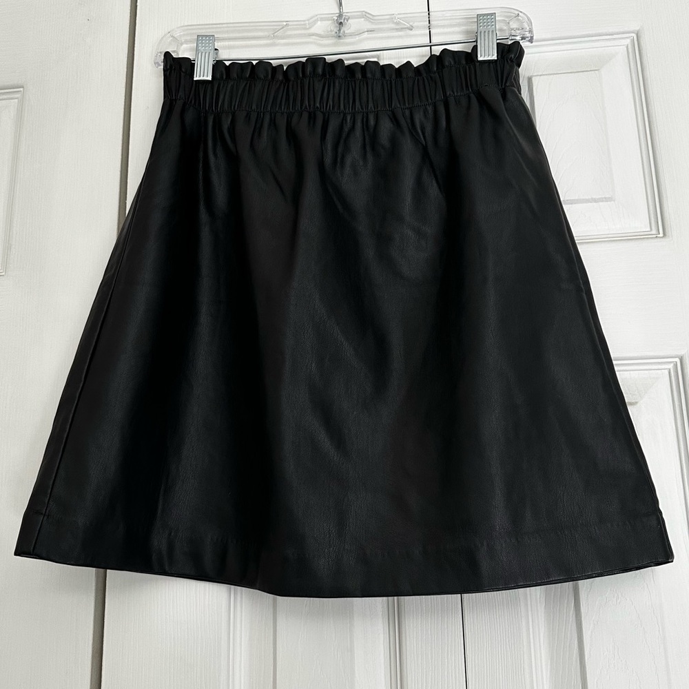 LOFT Pleated Pleather (Faux Leather) Mini Skirt in all black; Size Small
